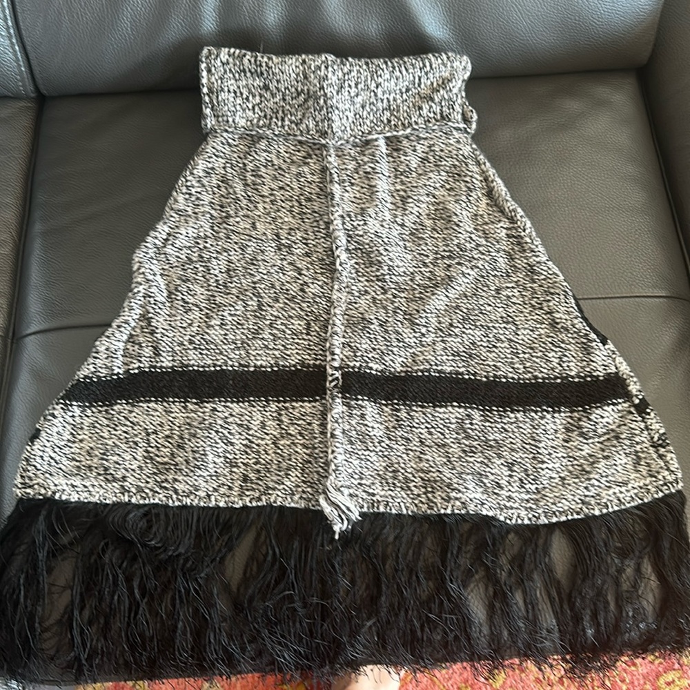 NWT FREE PEOPLE black and white shawl with fringes size XS/S. Looks great